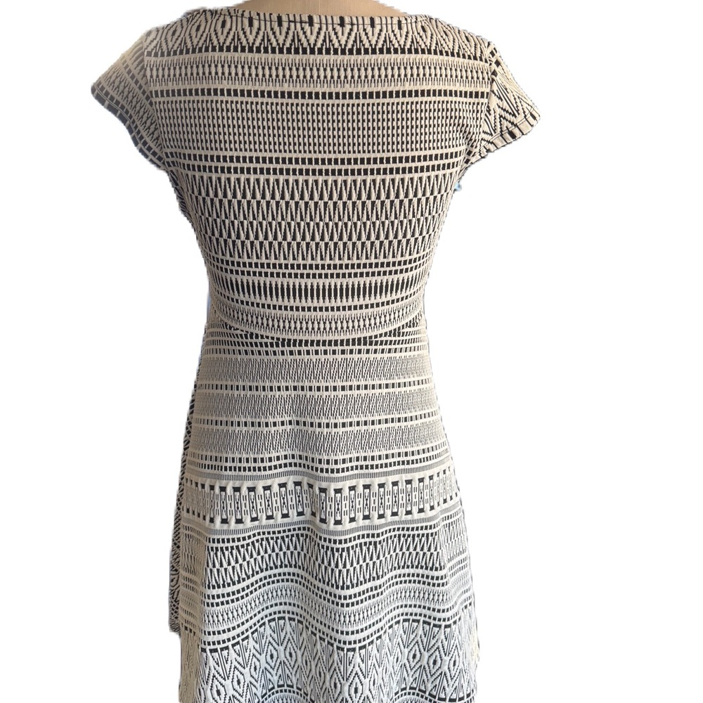 Topshop Maternity Black and Cream Textured Dress With Cap Sleeves. Size 8 - Picture 6 of 9